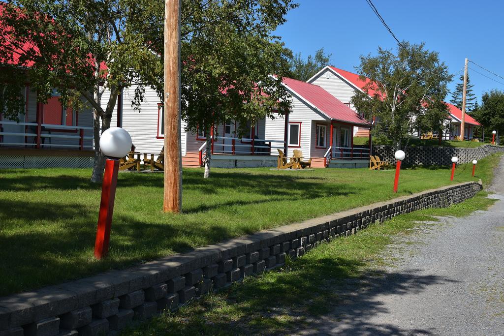 Motel Et Chalets Bo-Fleuve Evangeline Saint-Siméon Exterior foto