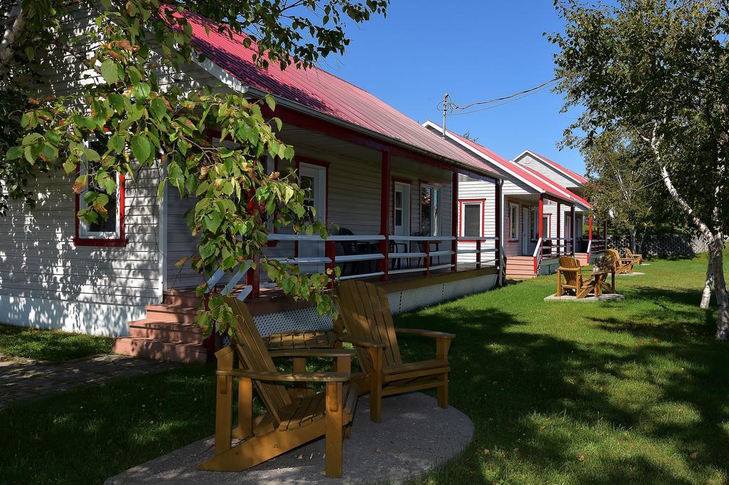 Motel Et Chalets Bo-Fleuve Evangeline Saint-Siméon Exterior foto